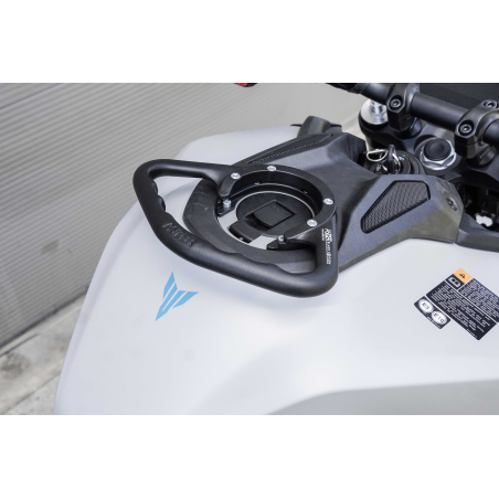 Poignée passager A-Sider 'Black Edition' sur réservoir Yamaha