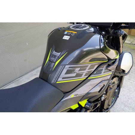 Décoration moto Kawasaki Z900 – Kit RADIKAL 2025 prêt à poser