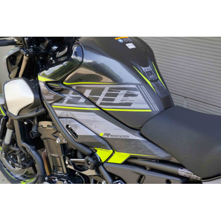 Décoration moto Kawasaki Z900 – Kit RADIKAL 2025 prêt à poser