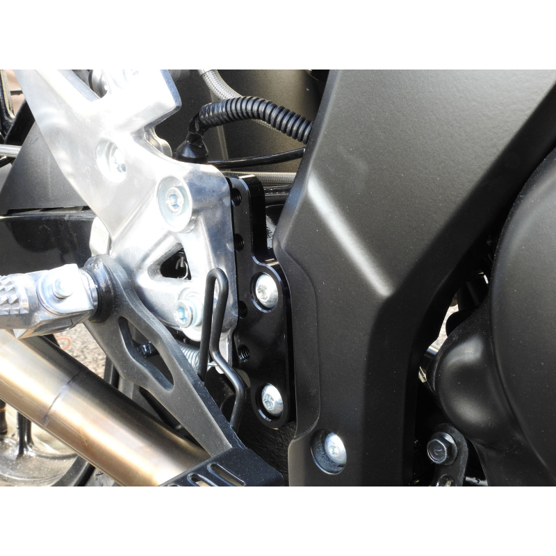GSX-R125 2017 controls rearset bracket